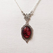 Blood Oval Glass Pendant Necklace, Hars rood bloed gotische ketting hanger | Gotische sluiting zilveren ovale cabochon | Blood Effect Kettinghanger Handgemaakt 1 1   